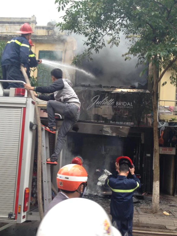 Lực lượng cứu hỏa ra sức dập lửa