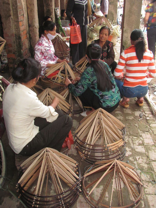 Muốn tạo ra chiếc nón thì chiếc khung để dựng nên chiếc nón là rất cần