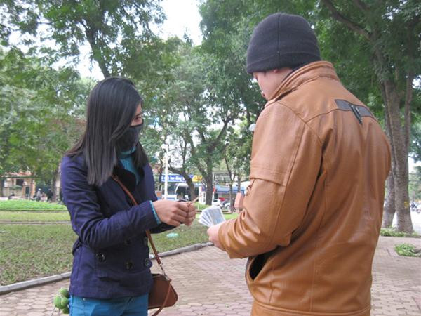 “Cò” Lan đang đổi tiền cho khách