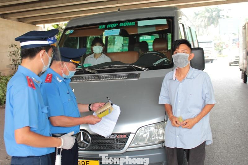Tại thời điểm kiểm tra xe hợp đồng chở khách BKS 98F-00037, tổ công tác phát hiện trên xe chở 6 khách, nhưng đại diện nhà xe chỉ ghi tên không có địa chỉ, số điện thoại của khách. Ông Cao Đình Kim Anh, Đội trưởng Đội TTGT Cơ động, cho biết: như vậy là vừa không tuân thủ quy định vận tải vừa gây khó khăn cho công tác phòng chống dịch. Ông đã yêu cầu tổ công tác nhắc nhở lái xe, điền thông tin đẩy đủ mới cho xe chở khách đi tiếp. Tại thời điểm kiểm tra xe hợp đồng chở khách BKS 98F-00037, tổ công tác phát hiện trên xe chở 6 khách, nhưng đại diện nhà xe chỉ ghi tên không có địa chỉ, số điện thoại của khách. Ông Cao Đình Kim Anh, Đội trưởng Đội TTGT Cơ động, cho biết: như vậy là vừa không tuân thủ quy định vận tải vừa gây khó khăn cho công tác phòng chống dịch. Ông đã yêu cầu tổ công tác nhắc nhở lái xe, điền thông tin đẩy đủ mới cho xe chở khách đi tiếp.