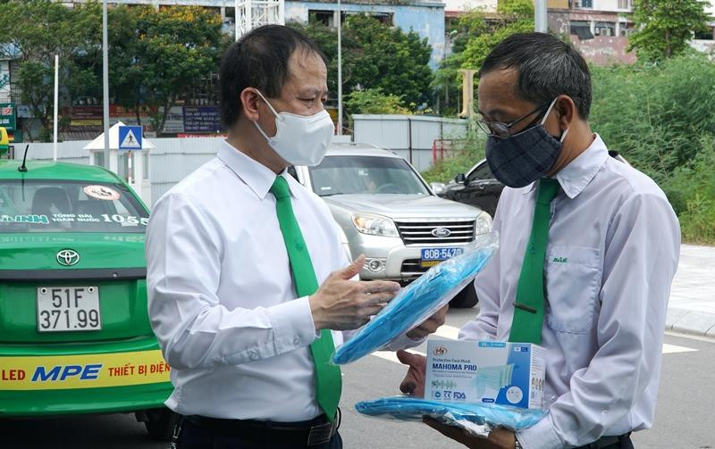 Đại diện Taxi Mai Linh Hà Nội trang bị thiết bị phòng chống dịch cho tài xế khi nhận xe hoạt động.