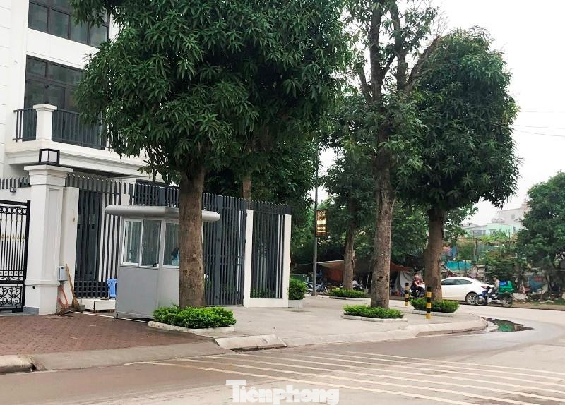 Cùng với các hàng đinh, là dựng ki-ốt trên vỉa hè cho bảo vệ sử dụng cả ngày đêm Cùng với các hàng đinh, là dựng ki-ốt trên vỉa hè cho bảo vệ sử dụng cả ngày đêm