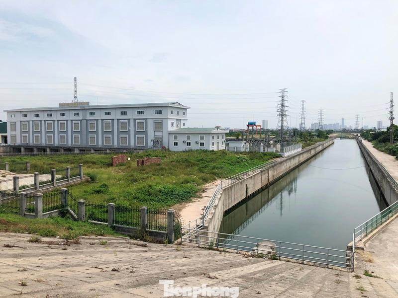 Được đầu tư để thoát ngập úng cho nội đô và có tiến độ hoàn thành toàn bộ dự án năm 2020 (sau khi được gia hạn), nhưng đến nay Trạm bơm tiêu Yên Nghĩa vẫn bị lụt tiến độ, chưa bao giờ hoạt động hết công suất, riêng hạng mục kênh dẫn chưa biết đến ngày nào xong. Được đầu tư để thoát ngập úng cho nội đô và có tiến độ hoàn thành toàn bộ dự án năm 2020 (sau khi được gia hạn), nhưng đến nay Trạm bơm tiêu Yên Nghĩa vẫn bị lụt tiến độ, chưa bao giờ hoạt động hết công suất, riêng hạng mục kênh dẫn chưa biết đến ngày nào xong.