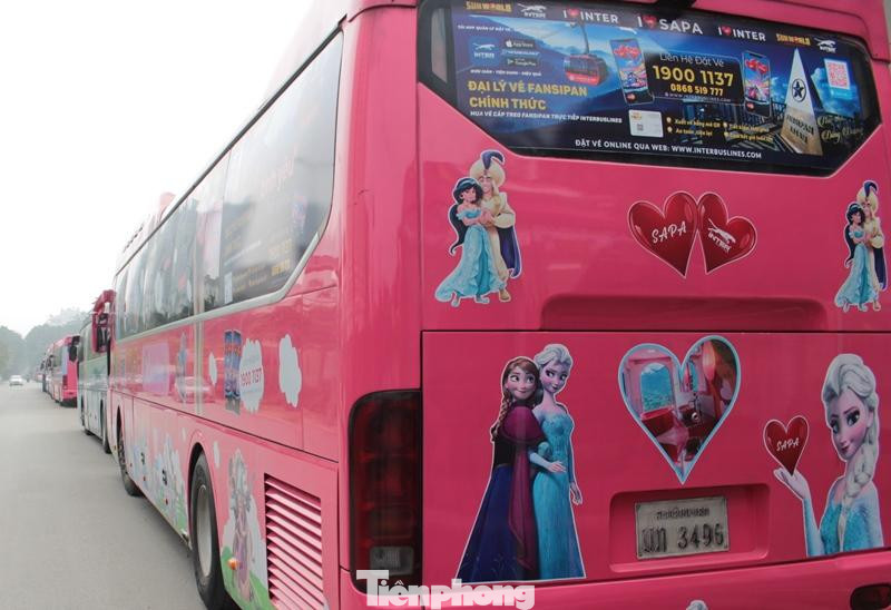 Trước tình trạng có nhiều xe dán decal quảng cáo che trùm kín xe khách di chuyển trên đường, tháng 12/2020, Ủy Ban An toàn giao thông Quốc gia đã có văn bản gửi thành phố Hà Nội đề nghị có giải pháp chấn chỉnh, xử lý.