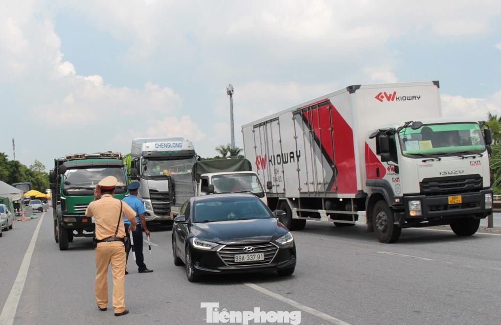 Tại nhiều chốt khác như Pháp Vân - Cầu Giẽ; chốt đường Ecopark (Hưng Yên) – Hà Nội, cao tốc Nội Bài - Lào Cai... chiều qua do mạng quét mã luồng xanh bị liệt, lực lượng chức năng phải ra giữa đường để kiểm tra xác suất giấy xét nghiệm của tài xế.