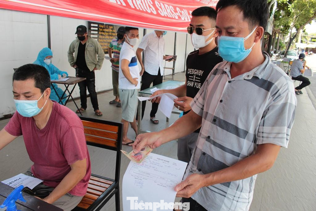 Với kinh phí chỉ 70.000 đ/lượt cho 3 ngày, tài xế Tạ Văn Minh (ảnh), lái xe chở ga khí đốt cho biết, làm xét nghiệm tại bến xe Nước Ngầm giá vừa hợp lý, vừa khiến cho lái xe không phải vào sâu các tuyến đường nội đô, đặc biệt là không phải vào bệnh viện đợi chờ vì các bệnh viện cũng đang quá tải.