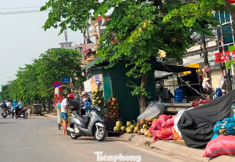 Thậm chí vỉa hè tại đoạn đi qua phường Hoàng Liệt (Hoàng Mai), Tam Hiệp (Thanh Trì) còn bị người buôn bán lâu năm dựng cả nhà tôn ngay trên vỉa hè để ở và kinh doanh cho tiện.