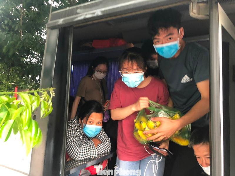 Nhiều hành khách mỏi mệt và được tổ công tác cho phép xuống xe để đi xe khác vào nội đô.