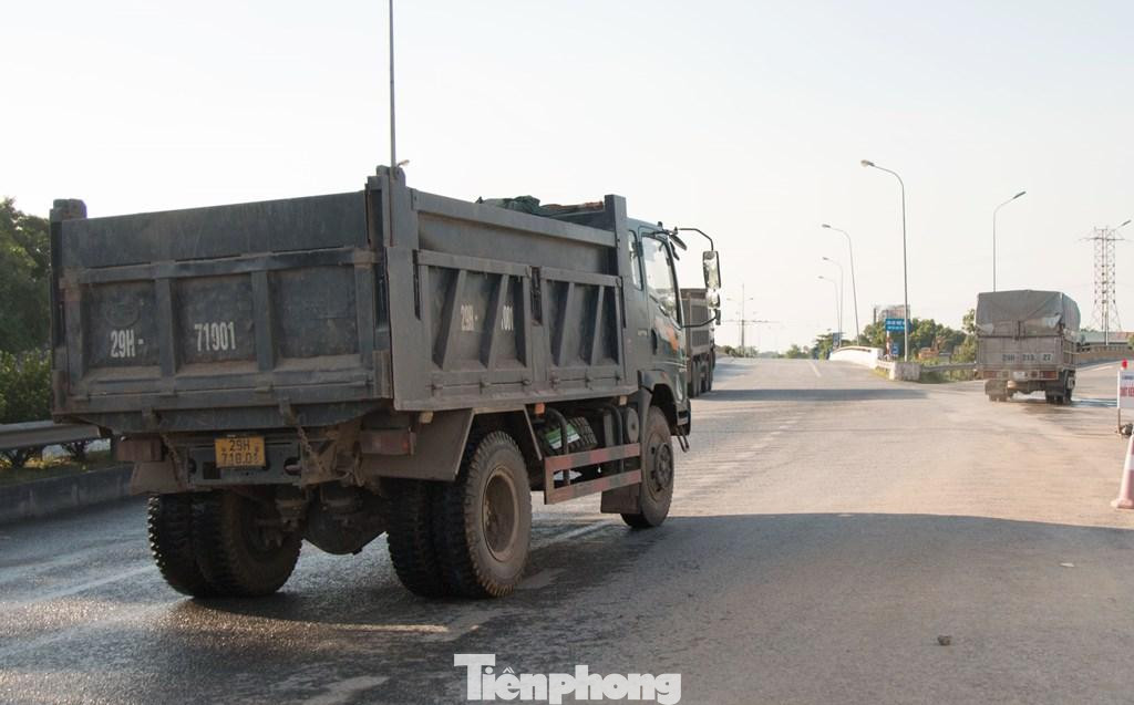 Trên thùng các xe này chủ yếu là chở phế thải xây dựng, đất cát phục vụ các công trình dọc 2 bên QL1 cũ. Trên thùng các xe này chủ yếu là chở phế thải xây dựng, đất cát phục vụ các công trình dọc 2 bên QL1 cũ.