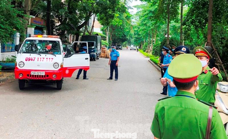 Sau khi kiểm tra 4 bãi xe đang hoạt động khu vực nhà VP6, tổ công tác tiếp tục kiểm tra việc dừng đỗ, trông xe giữ bên ngoài các tuyến đường.