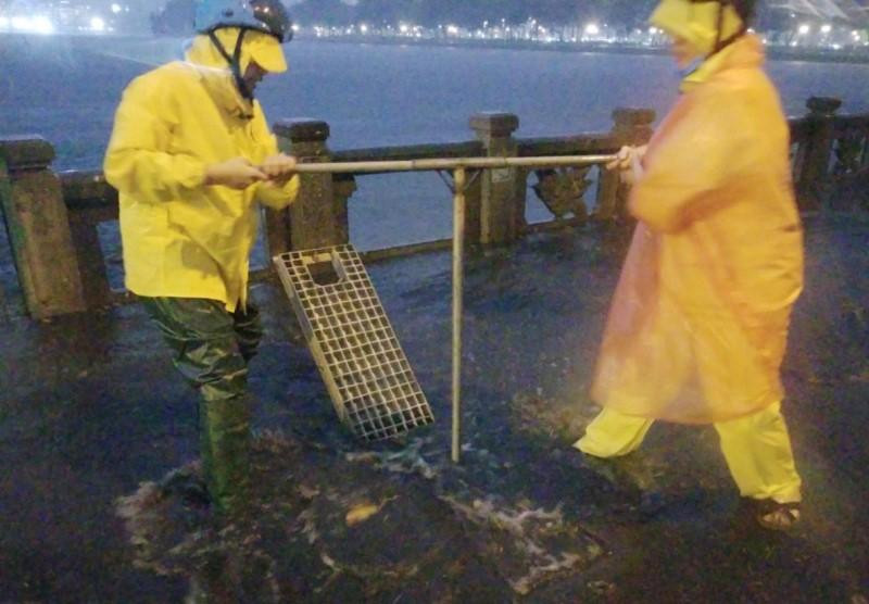 Phố Nguyễn Đình Thi (Tây Hồ), mưa khiến nước hồ Tây dâng cao, dẫn đến nước ngập trên phố và nước hồ bằng nhau