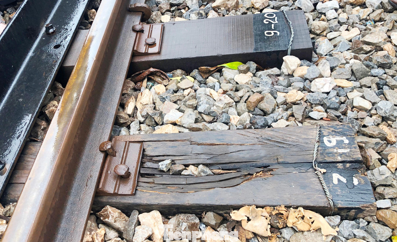 Tuy nhiên cũng do chưa có kinh phí thay thế nên công nhân chỉ đánh số rồi để đó, với những vị trí hư hỏng nhiều thì hoán đổi vị trí ra khu vực khác.