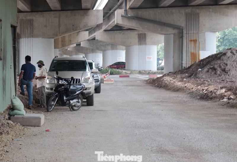 Để chuẩn bị thông xe cầu vòm sắt, hiện dải phân cách giữa đường Vành đai 3 dưới thấp 2 bên bờ hồ Linh Đàm cũng đã được san ủi, lu lèn để phương tiện tiếp cận cầu dễ dàng.