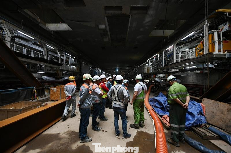 Để thực hiện việc đào 4 km đường hầm dự án, lãnh đạo MRB cho biết, trong phương án thi công, nhà thầu sử dụng 2 rô-bốt đào hầm tự động. 2 máy này hiện đã có mặt ở dự án và đang thực hiện các công việc theo tiến độ. Theo các thông số kỹ thuật tại hiện trường dự án, mỗi rô-bốt có chiều dài toàn bộ khoảng 90m, công suất vận hành mỗi ngày đào được 10-12m/1 đường hầm.