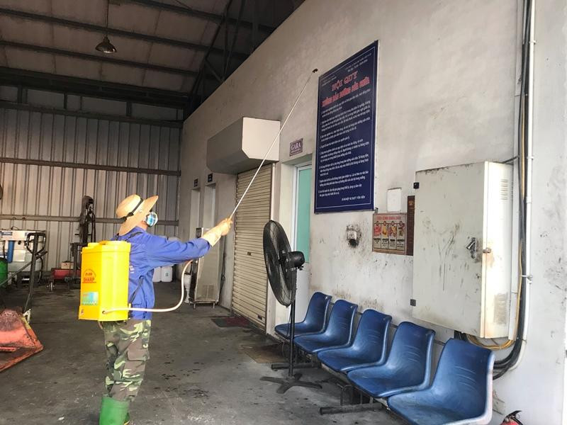 Các khu vực kiểm tra kỹ thuật, tài xế ngồi chờ kiểm tra xe tại trạm gara cũng được phun khử khuẩn