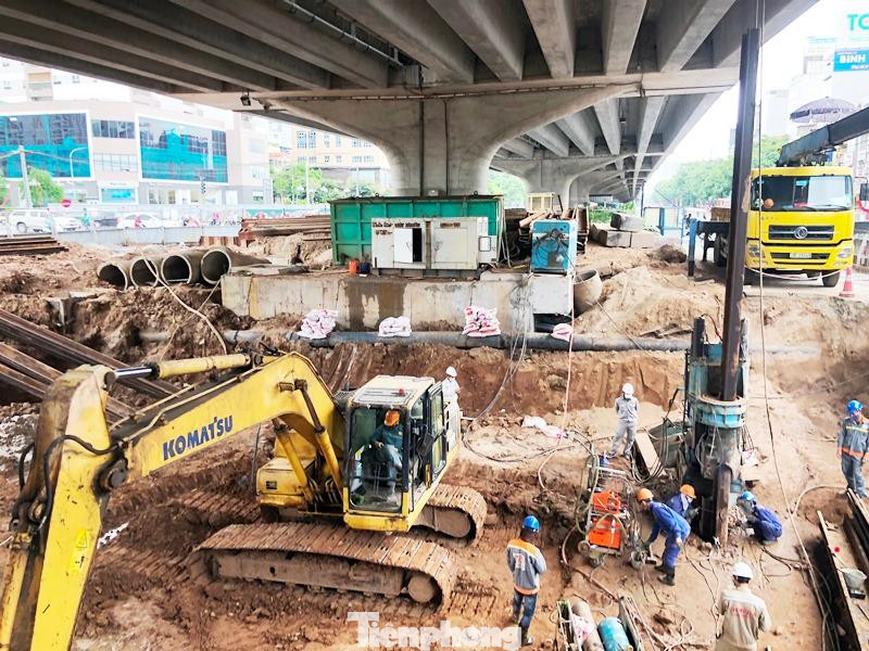 Tuy nhiên theo ghi nhận của PV Tiền Phong những ngày qua, hiện trên địa bàn thành phố đã có hàng chục dự án thuộc dạng cấp bách, trọng điểm đang được phép thi công vào cả ban ngày.