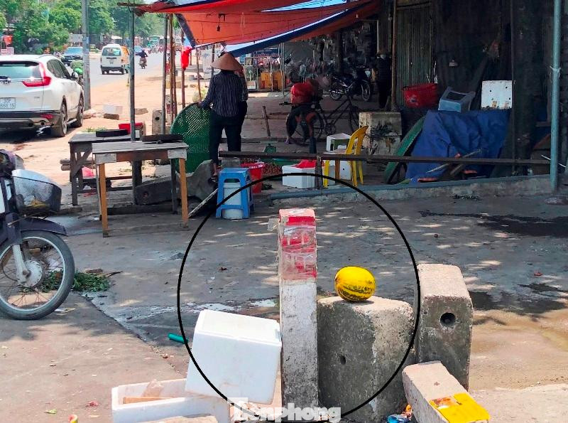 Cột mốc giới QL6 được cắm 2 bên mép đường QL6, tính từ cột mốc bên này đến cột mốc bên kia lòng QL6 rộng khoảng 10 mét, nhưng hiện nay chỉ được khoảng 6 mét. Trong ảnh là tình trạng lấn chiếm, dựng lều lán kinh doanh vượt ra phía ngoài cột mốc giới cả 2 mét.