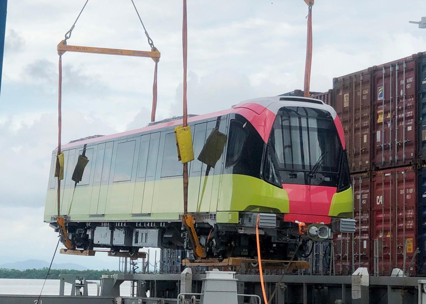 Đoàn tàu được cẩu lên bờ.