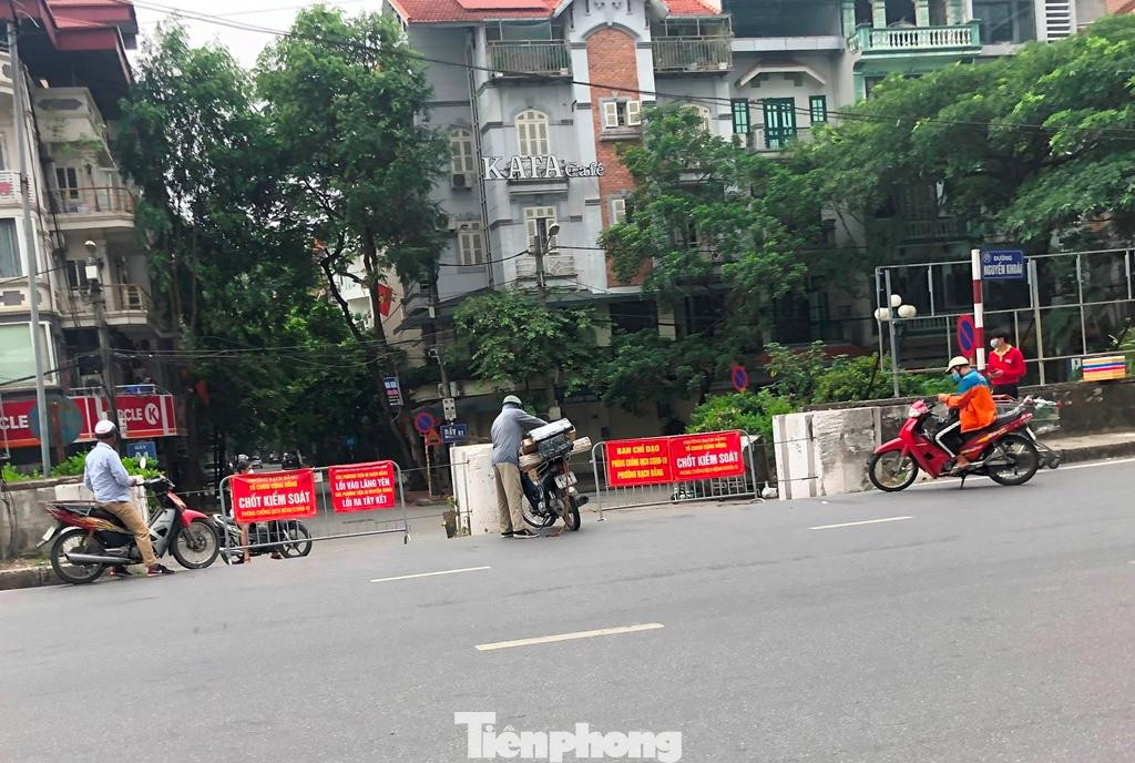 Trên dọc tuyến đường Nguyễn Khoái, các lối rẽ vào các phường Bạch Đằng, Thanh Lương, quận Hai Bà Trưng cũng được bịt lại. Trên dọc tuyến đường Nguyễn Khoái, các lối rẽ vào các phường Bạch Đằng, Thanh Lương, quận Hai Bà Trưng cũng được bịt lại.