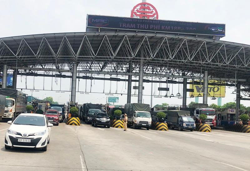 Xe vào Hà Nội từ hướng cao tốc Pháp Vân-Cầu Giẽ sáng nay đã được chặn lại, yêu cầu quay đầu. Ảnh: Anh Trọng