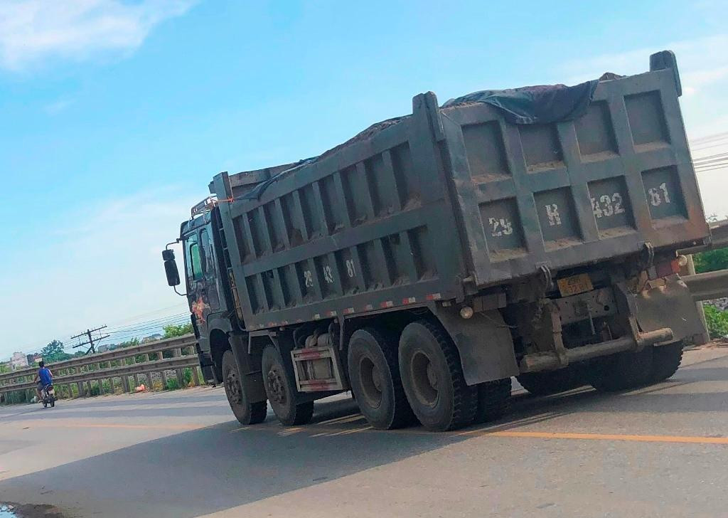 Tuy nhiên, cùng chốt kiểm soát của liên ngành ở Cầu Giẽ, những ngày qua xe công trường loại hổ vồ (Howo) chở vật liệu, phế thải (không phải mặt hàng thiết yếu), không giấy đi phép theo quy định vẫn được hoạt động rầm rộ trên QL1, Cầu Giẽ và các tuyến đường kết nối.