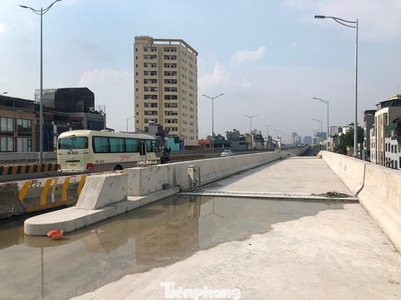 Có kế hoạch hoàn thành trong quý 2/2021, nhưng đến nay đã tháng 7 (quý III) hệ thống đường lên xuống đường trên cao Mai Dịch - cầu Thăng Long vẫn mới hoàn thành thô, mặt đường nhánh chưa được thảm nhựa.