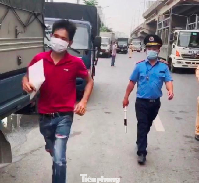 Với một số người dân khác, do đường vào bến xe Nước Ngầm bị xe tải xếp hàng chắn lối, đành xuống đường đi bộ, thậm chí có người còn phải chạy để kịp có giấy đi đường. Với một số người dân khác, do đường vào bến xe Nước Ngầm bị xe tải xếp hàng chắn lối, đành xuống đường đi bộ, thậm chí có người còn phải chạy để kịp có giấy đi đường.