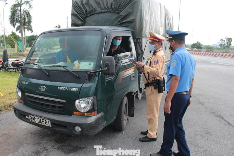 Qua quét mã luồng xanh, trong sáng nay, chốt kiểm soát tại cầu Thăng Long đã kiểm tra phát hiện hơn 10 trường hợp xe có giấy luồng xanh đi sai hành trình, tài xế hết hạn giấy có xét nghiệm COVID. Trong ảnh là xe 99C-04561 chạy sai hành trình bị yêu cầu quay đầu khi đang muốn vào nội thành Hà Nội.