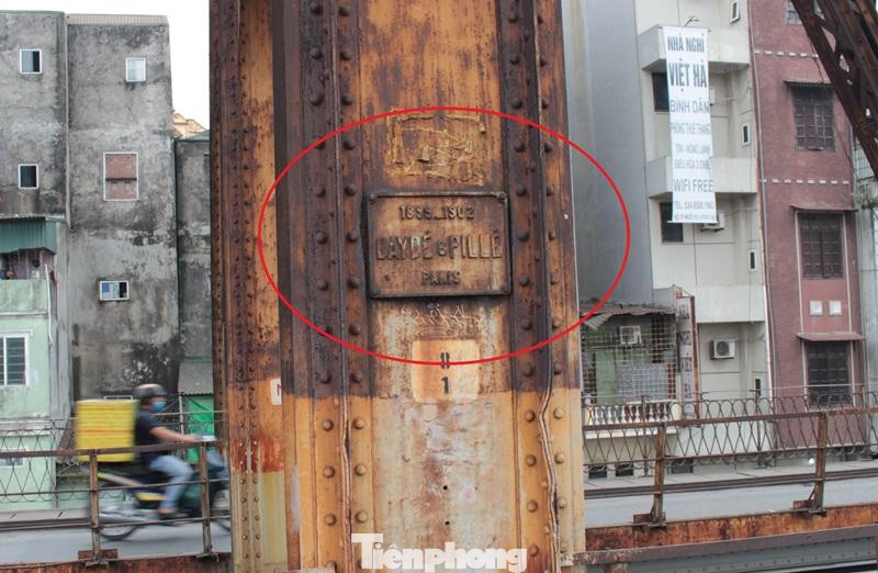 Tuy nhiên đến nay, do thời gian khai thác đã lâu, nhiều hạng mục, thiết bị "đã mỏi", bị hoen ghỉ, xuống cấp, nên ngoài làn ở giữa phục vụ tàu hỏa, làn đường hai bên cánh gà chỉ cho xe 2 bánh lưu thông.