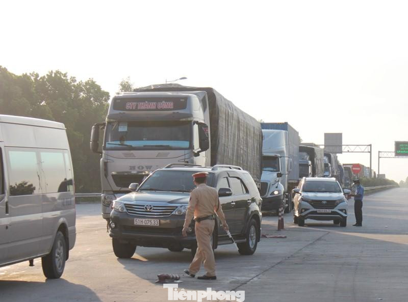 Do xe phải dừng tại trạm thu phí Sóc Sơn (KM6) để trả vé (không thu tiền) gây ùn tắc, lực lượng chức năng Hà Nội phải bỏ trạm, ra cao tốc đứng kiểm soát để tránh ùn tắc thêm. Do xe phải dừng tại trạm thu phí Sóc Sơn (KM6) để trả vé (không thu tiền) gây ùn tắc, lực lượng chức năng Hà Nội phải bỏ trạm, ra cao tốc đứng kiểm soát để tránh ùn tắc thêm.