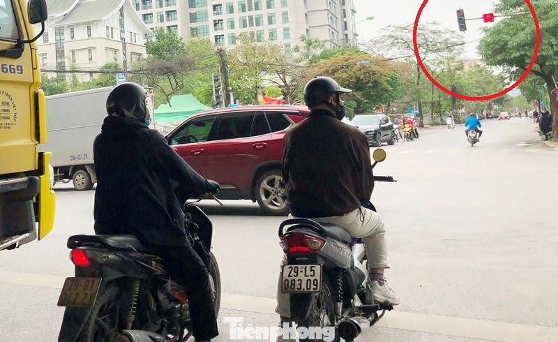 Cùng chiều với phương tiện đi từ hướng Linh Đàm đi Thanh Xuân và không có xung đột nhưng các dòng phương tiện từ cầu Tó lên nút cầu Dậu vẫn đứng im chờ đèn đỏ. Ảnh: A Trọng Cùng chiều với phương tiện đi từ hướng Linh Đàm đi Thanh Xuân và không có xung đột nhưng các dòng phương tiện từ cầu Tó lên nút cầu Dậu vẫn đứng im chờ đèn đỏ. Ảnh: A Trọng