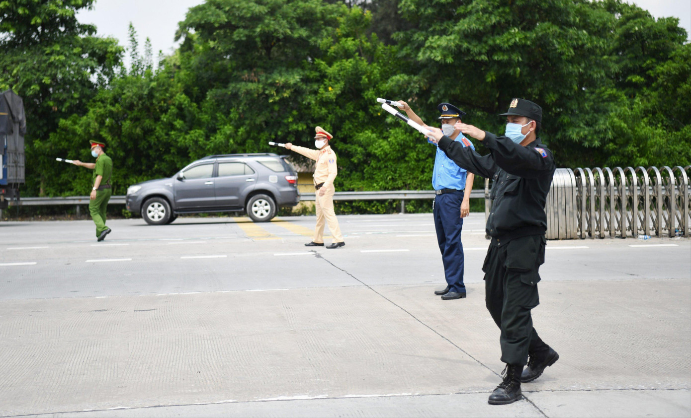 Lực lực liên ngành vẫn kiểm soát chặt người ra vào Hà Nội tại các cửa ngõ