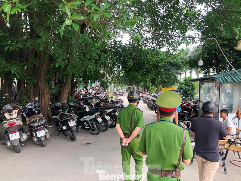 Tổ công tác đánh giá, bãi xe trông xe này vừa vi phạm quy định vừa cản trở giao thông. Đặc biệt theo ông Nguyễn Hoàng Yên, Đội Thanh tra giao thông Hoàng Mai, Sở GTVT Hà Nội - Tổ trưởng Tổ công tác liên ngành, việc trông giữ xe này còn gây cản trở xe công vụ nếu không may xảy ra các sự cố gì trong tòa nhà.