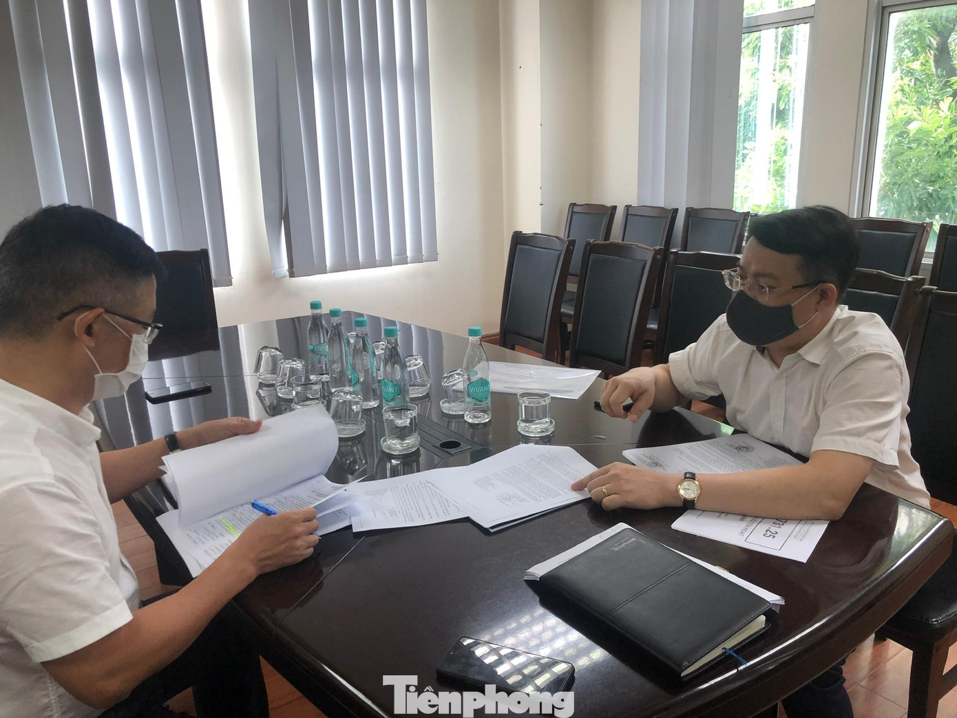 Ông Ngô Chí Cường, đại diện đơn vị xe tải làm việc tại tòa soan báo Tiền Phong chiều 23/8. Ảnh: T.Đảng