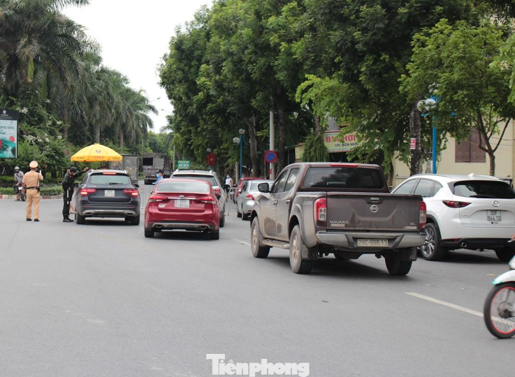 Tại các chốt kiểm soát cửa ngõ ra vào Thủ đô, trong đó có hướng từ Ecopark chiều nay, PV Tiền Phong ghi nhận, lượng xe ô tô, xe máy cá nhân muốn vào Thủ đô vẫn nhiều. Tất cả đều bị liên ngành yêu cầu dừng lại kiểm tra. Tại các chốt kiểm soát cửa ngõ ra vào Thủ đô, trong đó có hướng từ Ecopark chiều nay, PV Tiền Phong ghi nhận, lượng xe ô tô, xe máy cá nhân muốn vào Thủ đô vẫn nhiều. Tất cả đều bị liên ngành yêu cầu dừng lại kiểm tra.
