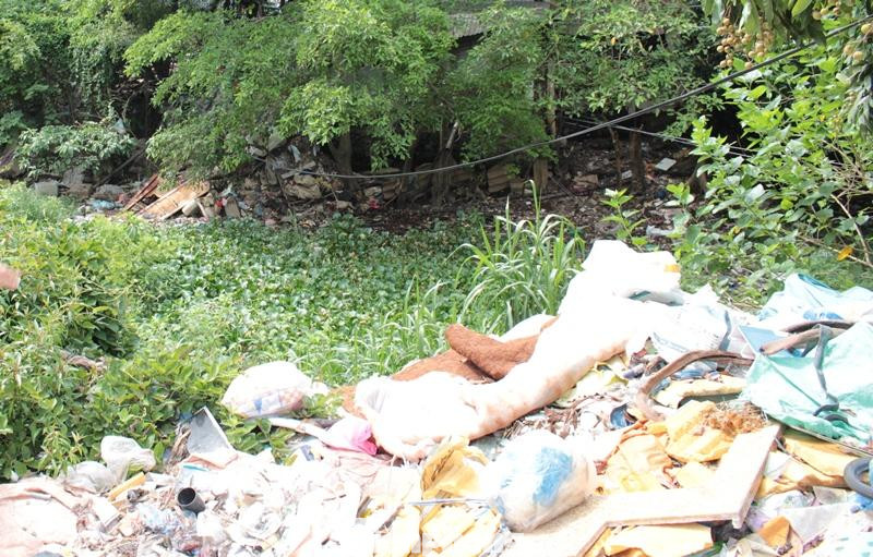 Thậm chí một số đoạn kênh đi qua các phường của quận Hà Đông như Vạn Phúc, Yết Kiêu, Quang Trung, Hà Cầu, La Khê, Dương Nội vẫn thi công dang dở, bị lấn chiếm, thu hẹp lòng kênh khiến nước mưa bị tắc khi chảy ra trạm bơm. Thậm chí một số đoạn kênh đi qua các phường của quận Hà Đông như Vạn Phúc, Yết Kiêu, Quang Trung, Hà Cầu, La Khê, Dương Nội vẫn thi công dang dở, bị lấn chiếm, thu hẹp lòng kênh khiến nước mưa bị tắc khi chảy ra trạm bơm.