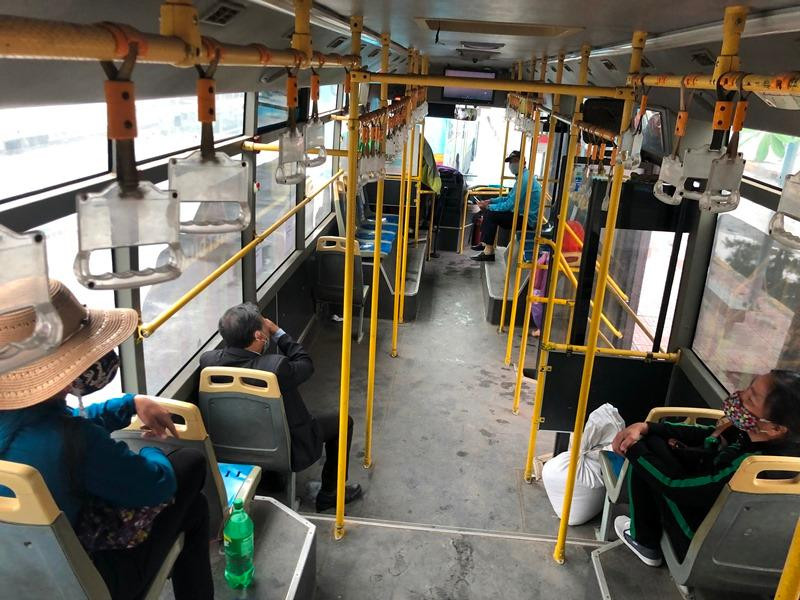 Thực hiện chỉ đạo về phòng chống dịch của Chính phủ và Thanh phố Hà Nội, hiện mỗi lượt xe buýt Hà Nội không được chở quá 20 người. Khi lên xe, hành khách được bố trí ngồi giãn cách nhau 1 ghế.