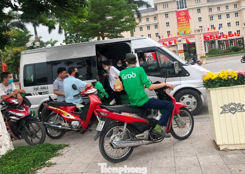 Chiều qua, tại các khu vực xung quanh bến Nước Ngầm, Giáp Bát... PV Tiền Phong ghi nhận, nhiều xe khách dán chữ xe hợp đồng tấp nập đến trả khách trên đường.