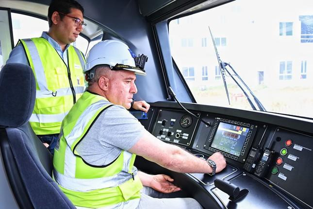 Chuyên gia nước ngoài vận hành thử nghiệm đoàn tàu Nhổn - ga Hà Nội. Chuyên gia nước ngoài vận hành thử nghiệm đoàn tàu Nhổn - ga Hà Nội.