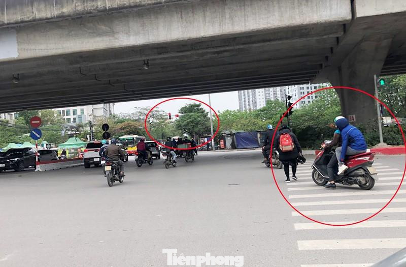 Trước sự vô lý của của các nút đèn giao thông trên đường Vành đai 3 nhiều phương tiện đã vượt đèn đỏ. Trước sự vô lý của của các nút đèn giao thông trên đường Vành đai 3 nhiều phương tiện đã vượt đèn đỏ.