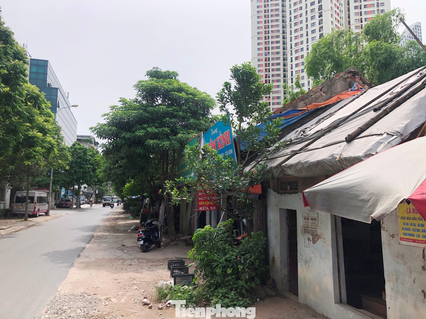 Vướng mắc lớn nhất đối việc chậm thi công kênh dẫn nước đoạn đi qua quận Hà Đông là dự án còn khoảng 500 nhà, lán xây dựng tạm bợ của người dân nằm trong phạm vi phải giải tỏa để thi công dự án. Thành phố Hà Nội liên tục chỉ đạo về tiến độ giải xong, nhưng UBND quận Hà Đông luôn phá vỡ các tiến độ này, đến nay dự án vẫn vướng các nhà, lán tạm bợ nhan nhản thế này. Vướng mắc lớn nhất đối việc chậm thi công kênh dẫn nước đoạn đi qua quận Hà Đông là dự án còn khoảng 500 nhà, lán xây dựng tạm bợ của người dân nằm trong phạm vi phải giải tỏa để thi công dự án. Thành phố Hà Nội liên tục chỉ đạo về tiến độ giải xong, nhưng UBND quận Hà Đông luôn phá vỡ các tiến độ này, đến nay dự án vẫn vướng các nhà, lán tạm bợ nhan nhản thế này.