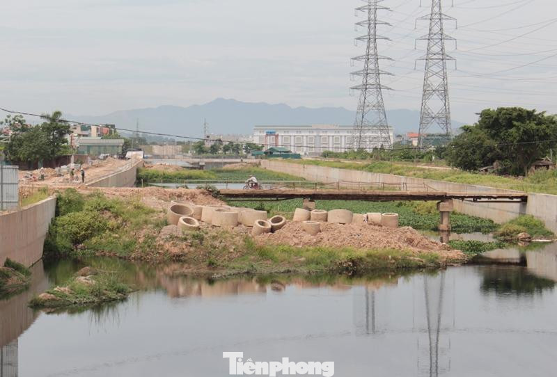 Với đoạn đi qua huyện Hoài Đức, tuy không còn vướng mặt bằng nhưng việc thi công vẫn ngổn ngang. Thậm chí việc thu dọn lòng kênh để phục vụ mùa mưa chưa được các đơn vị liên quan thực hiện nghiêm túc. Với đoạn đi qua huyện Hoài Đức, tuy không còn vướng mặt bằng nhưng việc thi công vẫn ngổn ngang. Thậm chí việc thu dọn lòng kênh để phục vụ mùa mưa chưa được các đơn vị liên quan thực hiện nghiêm túc.