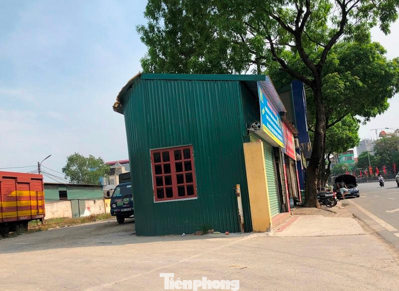 Vỉa hè QL1 đoạn qua ga Văn Điển (Thanh Trì) rất nhiều nhà tôn tạm bợ xây trên vỉa hè nhiều năm nay, phía đường sau là hành lang an toàn đường tàu và tàu vẫn chạy thường xuyên.