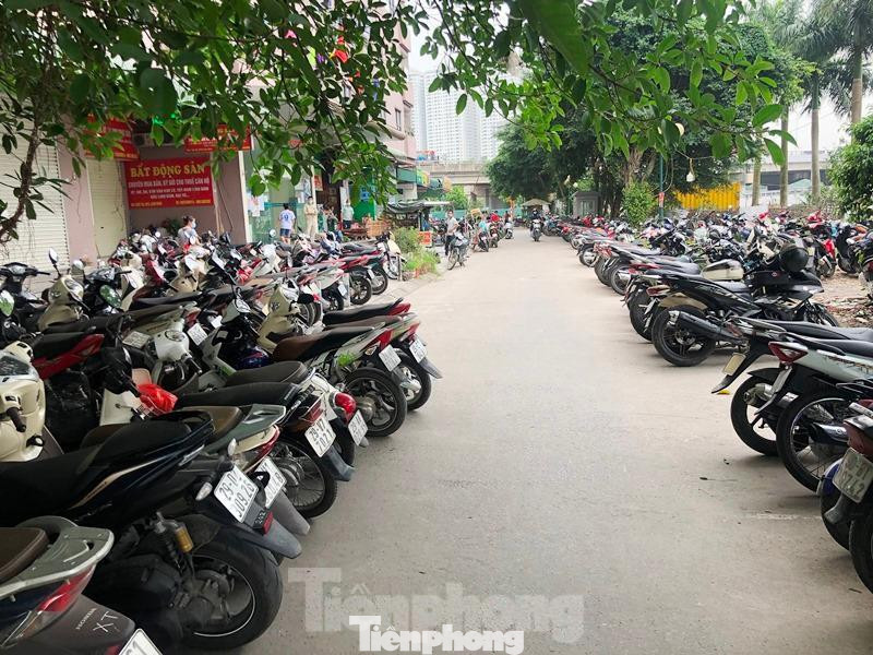 Bãi trông xe hai bánh, xe máy còn để chặn cả lối đi vào tòa nhà VP6.