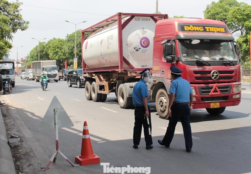Chốt trực tại khu vực QL1A-Ngọc Hồi giám sát phương tiện qua lại trên đường. Chốt trực tại khu vực QL1A-Ngọc Hồi giám sát phương tiện qua lại trên đường.
