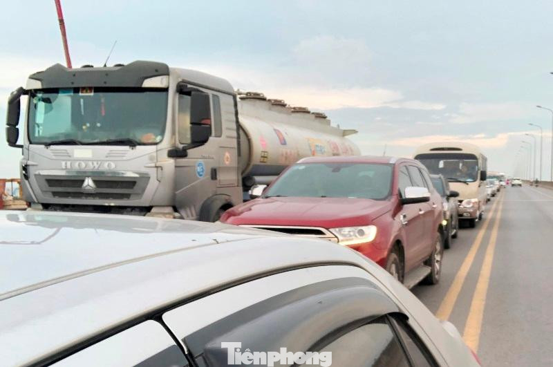 Tuyến đường có 4 làn xe, nhưng hiện lòng đường đang bị quây rào một phần, có đoạn rào đến cả nửa mặt đường để thi công dự án đường cao tốc đoạn Cao Bồ - Mai Sơn, tuy nhiên việc thi công tại đây đã kéo dài nhiều năm nay, dẫn đến giao thông thường xuyên xảy ra ùn tắc. Vào dịp lễ Tết ùn tắc nhiều km, riêng chiều qua 2/5 ùn tắc đã kéo dài khoảng 10 km (như ảnh chụp) trên suốt tuyến đường dẫn.