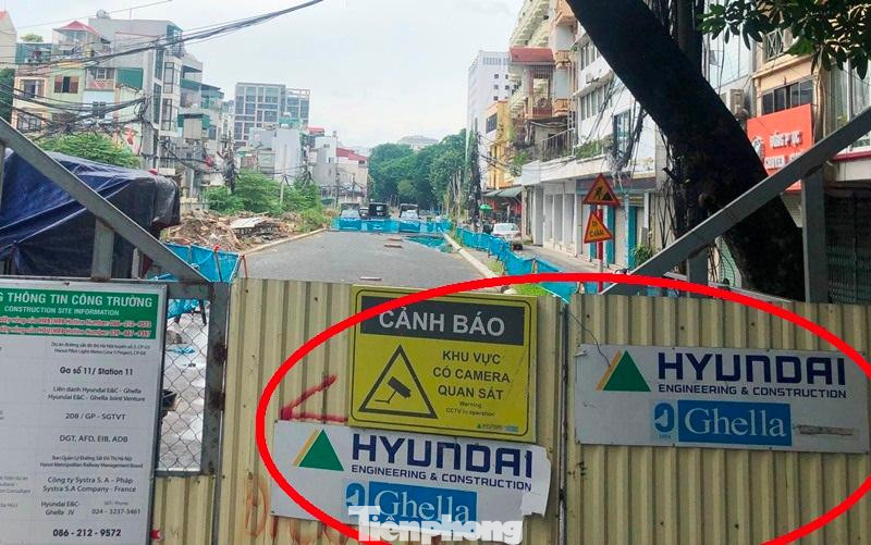 Hai nhà thầu nước ngoài vừa dừng thi công tại các công trường ga ngầm thuộc dự án metro Nhổn - ga Hà Nội là liên danh nhà thầu gồm Hyundai (Hàn Quốc) và Ghella (Ý). Ảnh chụp tại công trường ga ngầm S11 - phố Quốc Tử Giám (quận Đống Đa) chiều 24/9.