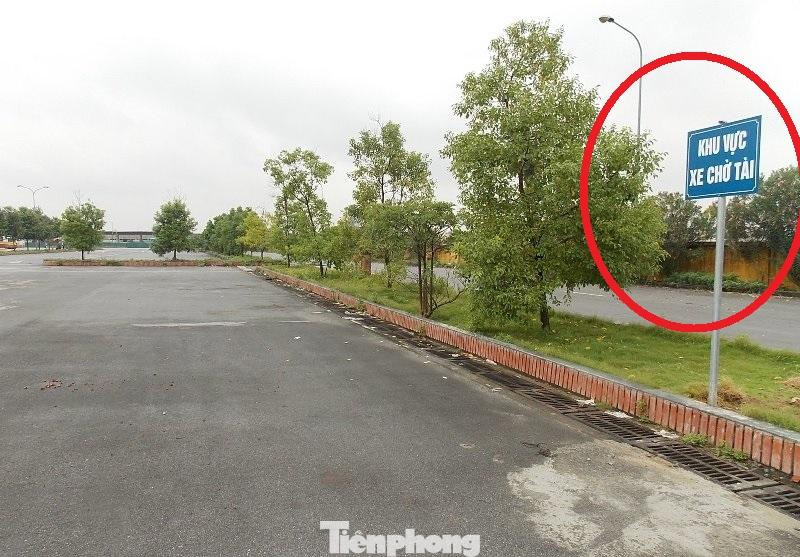 Do xe nghỉ chạy nhiều, khiến một số khu vực trong bến trở nên trống vắng, chỉ có cột biển báo "cô đơn".