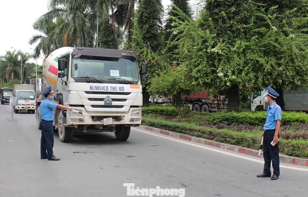 Với chốt tại đường Ecopark - trung tâm Hà Nội (Gia Lâm), những ngày qua cũng có nhiều xe hổ vồ chở phế thải, vật liệu xây dựng chạy qua. Một số xe được PV Tiền Phong đề nghị tổ công tác kiểm tra thì phát hiện không có luồng xanh, hoặc có nhưng xe chạy sai hành trình. Với chốt tại đường Ecopark - trung tâm Hà Nội (Gia Lâm), những ngày qua cũng có nhiều xe hổ vồ chở phế thải, vật liệu xây dựng chạy qua. Một số xe được PV Tiền Phong đề nghị tổ công tác kiểm tra thì phát hiện không có luồng xanh, hoặc có nhưng xe chạy sai hành trình.