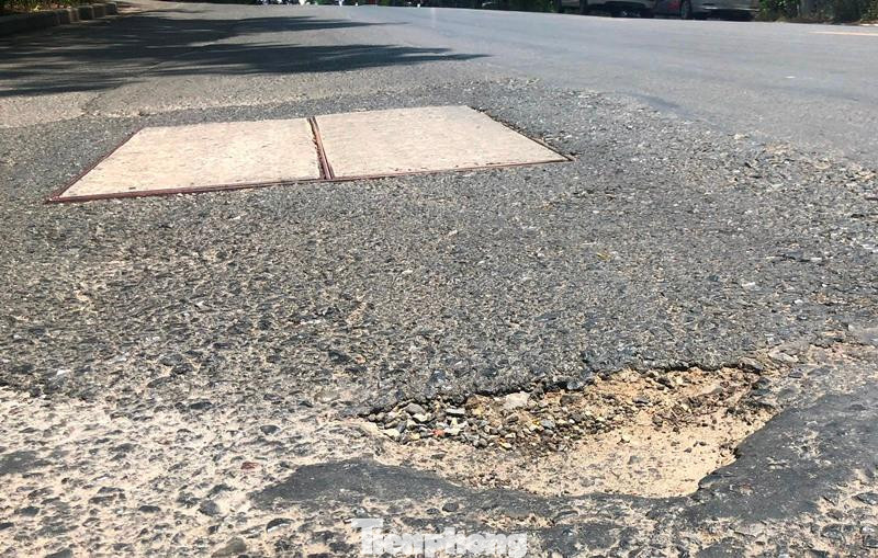 Theo yêu cầu của Sở Giao thông vận tải Hà Nội thì việc thi công chỉ được tiến hành từ 22h00 đến 5h00 sáng hôm sau; phải thảm nhựa bê tông asphalt thô để đảm bảo hoàn trả phục vụ giao thông trước 5h00 sáng hàng ngày. Theo yêu cầu của Sở Giao thông vận tải Hà Nội thì việc thi công chỉ được tiến hành từ 22h00 đến 5h00 sáng hôm sau; phải thảm nhựa bê tông asphalt thô để đảm bảo hoàn trả phục vụ giao thông trước 5h00 sáng hàng ngày.